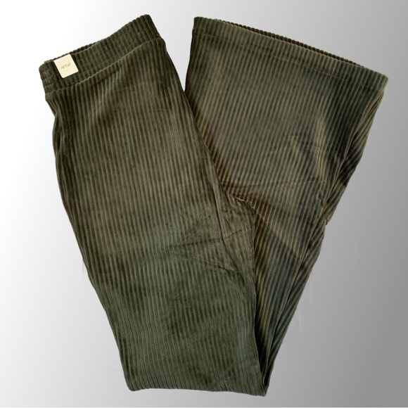 NWT Aerie Groove On High Waisted Velour Flare Olive Green Pants, size M - Picture 4 of 12